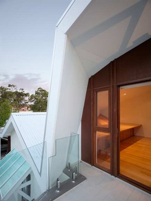 Iredale’s folding forms are most apparent from the rear garden where roof becomes western wall, and at the junction of the home’s old and new sections.